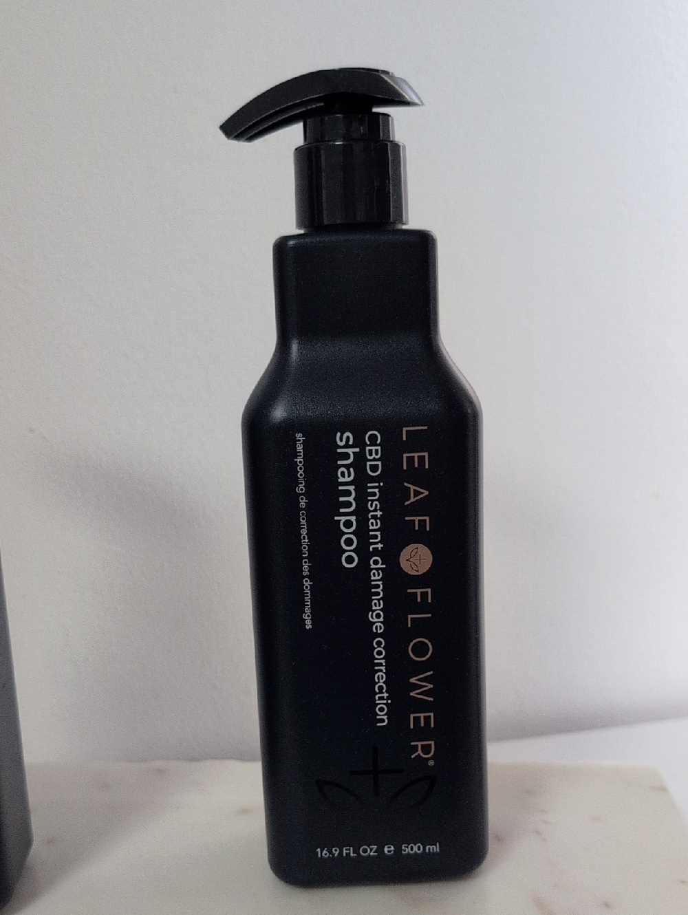 LEAF & FLOWER Instant Damage Correction Shampoo —